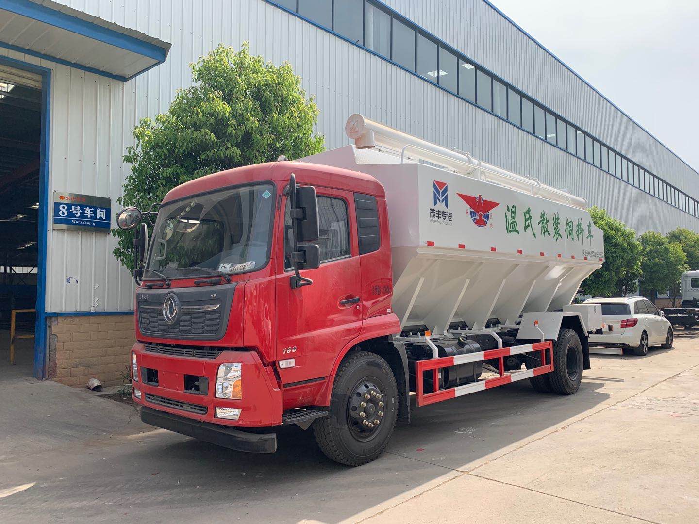 天錦24方散裝飼料運(yùn)輸車(chē)