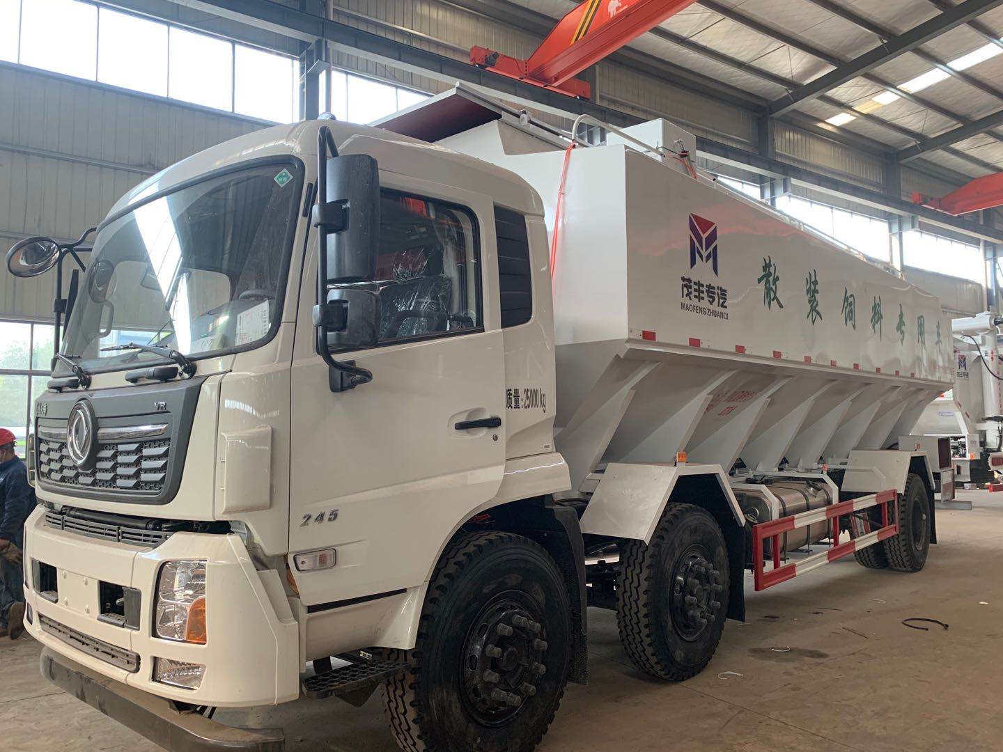 天錦小三軸電動(dòng)30方散裝飼料運(yùn)輸車(chē)