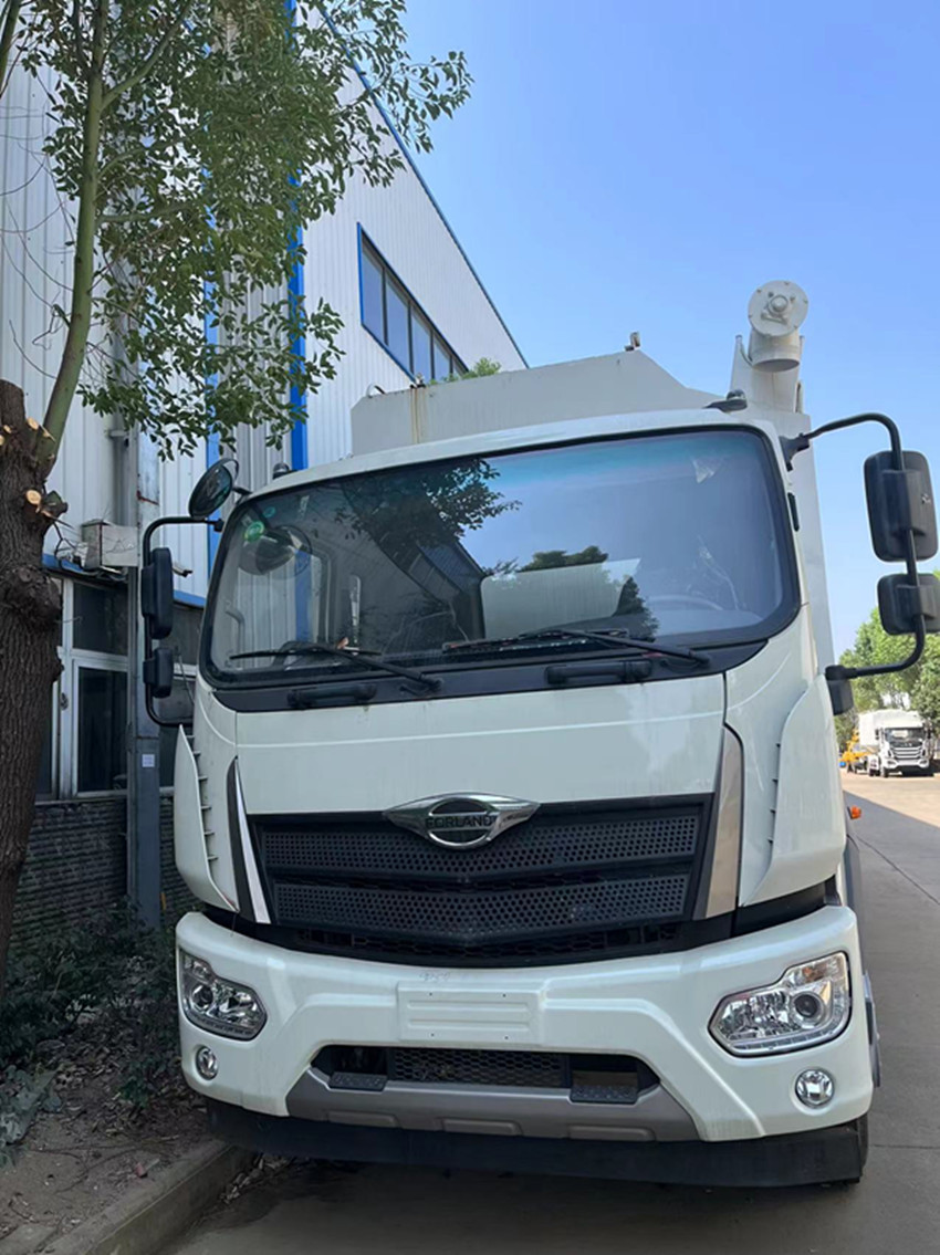 國六福田時(shí)代領(lǐng)航30方散裝飼料運(yùn)輸車