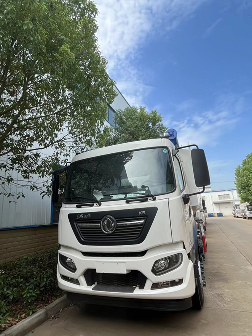 東風(fēng)天錦小三軸龍擎300馬力(30方)散裝飼料運(yùn)輸車