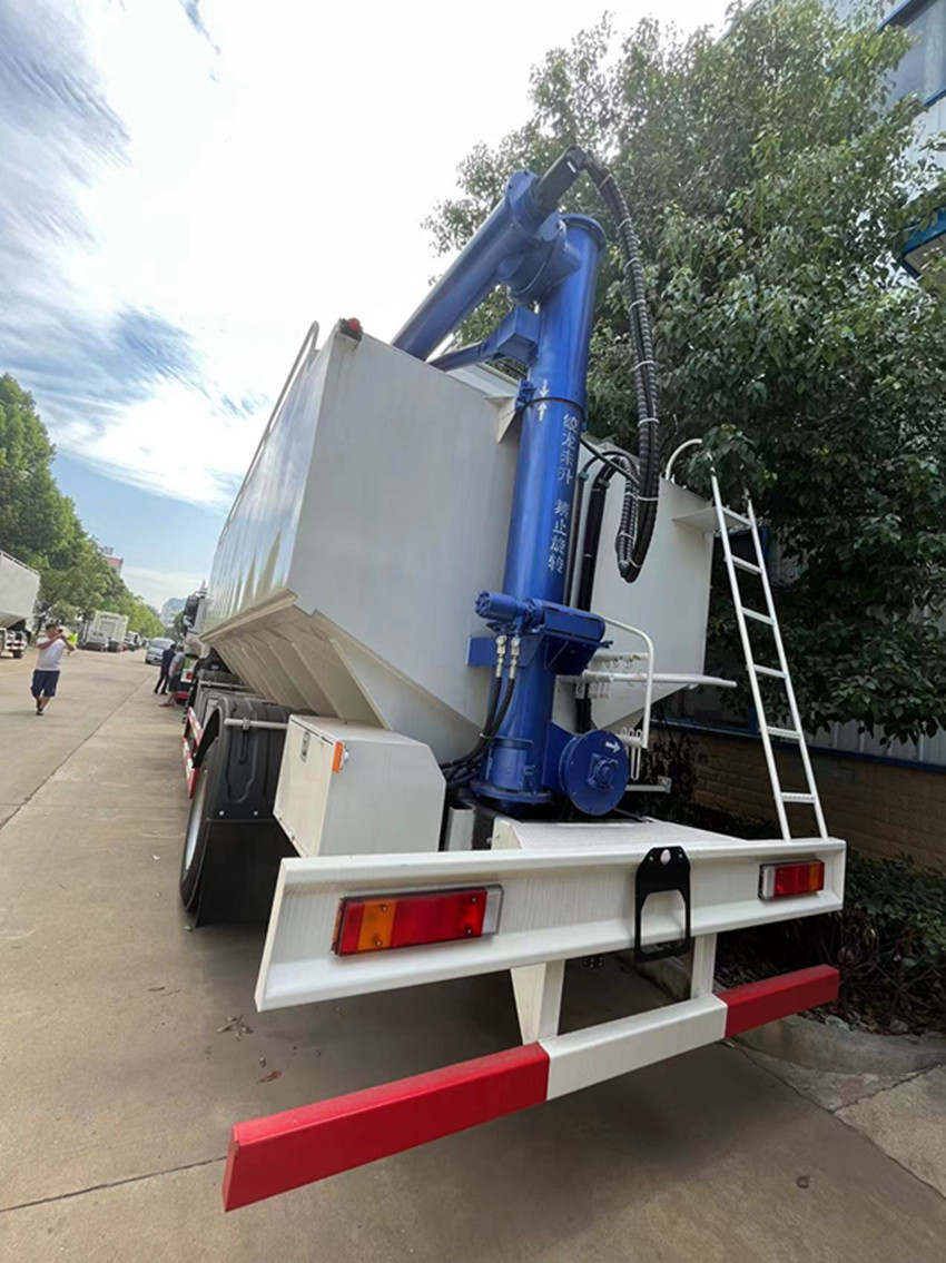 東風(fēng)天錦小三軸龍擎300馬力(30方)散裝飼料運(yùn)輸車